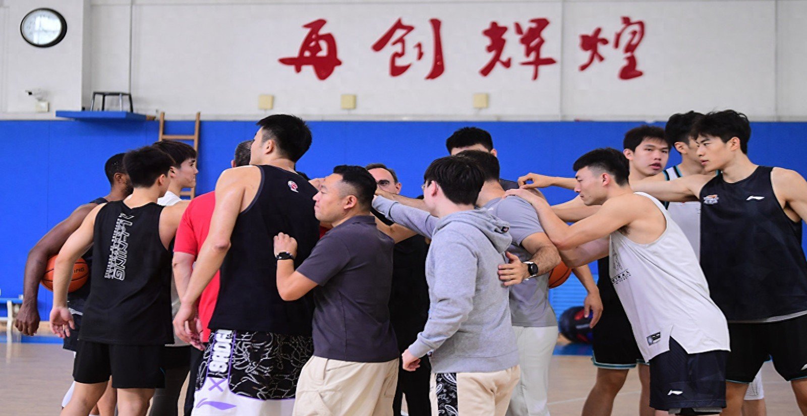 AG体育-职业篮球联赛季后赛开战，球员积极备战(职业篮球联赛是什么意思)